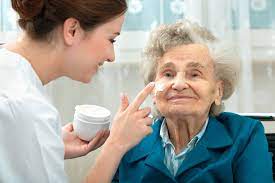 o que faz um cuidador de idosos hospitalar